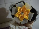 Flor de cetim e organza