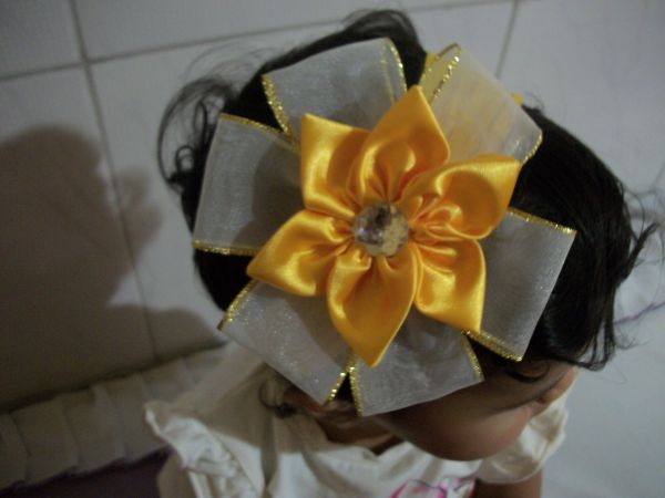 Flor de cetim e organza