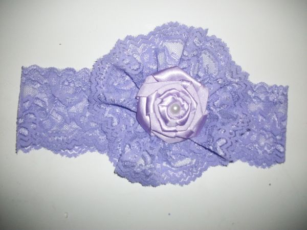 Flor de renda com rosa de cetim