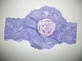 Flor de renda com rosa de cetim